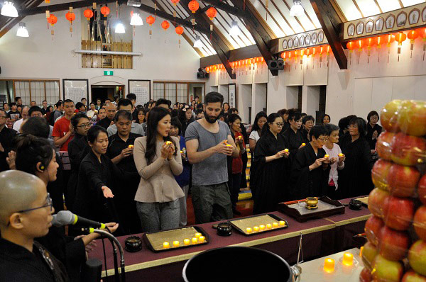 Offering light to the Medicine Buddha