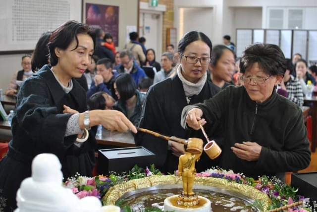浴佛法會 Buddha Bathing 浴佛法會 Buddha Bathing